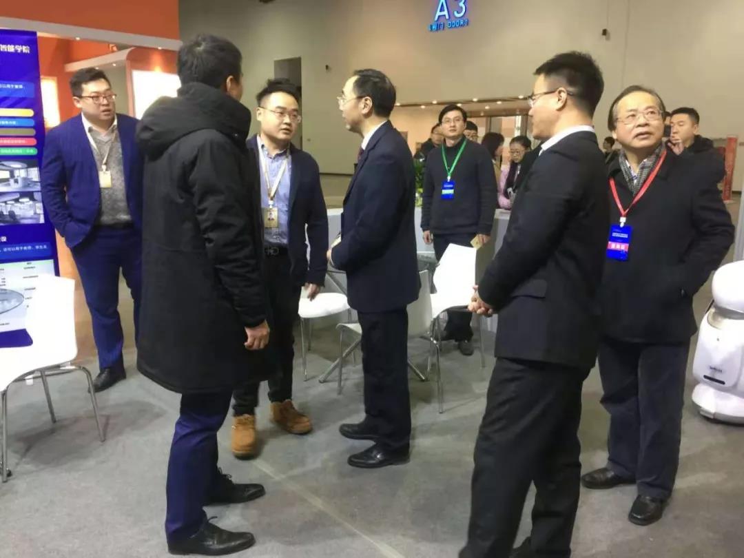簽約5所高校，發(fā)布2大項目，達內(nèi)在江西省第二屆高?？萍汲晒骨袑嵧苿赢a(chǎn)學(xué)研用深度融合