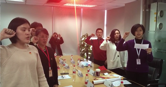 達內(nèi)教育集團中坤黨支部書記高瑋帶領(lǐng)9名黨員，重溫入黨誓詞