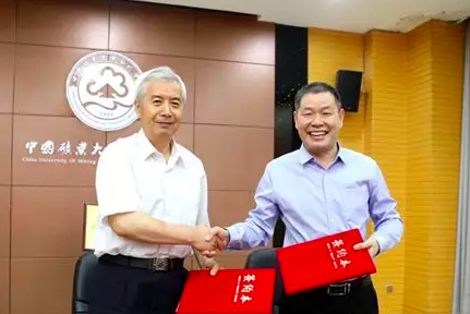 中國(guó)礦業(yè)大學(xué)銀川學(xué)院校長(zhǎng)白克義（左）、<a style='color:blue' href='http://www.hmfanyi.com/'>達(dá)內(nèi)</a>教育集團(tuán)院校事業(yè)部北方區(qū)總經(jīng)理侯增輝（右）簽署合作協(xié)議