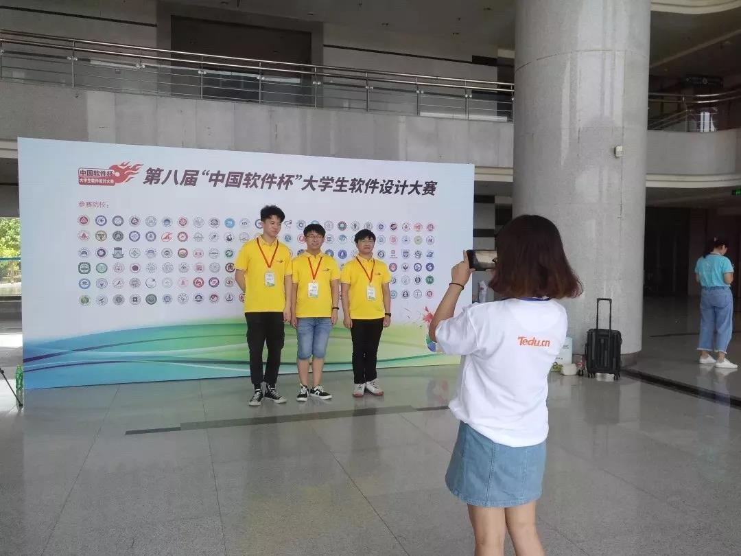 湖南軟件職業(yè)學(xué)院達(dá)內(nèi)大數(shù)據(jù)學(xué)院的同學(xué)們，榮獲第八屆軟件杯大賽國(guó)家三等獎(jiǎng)！