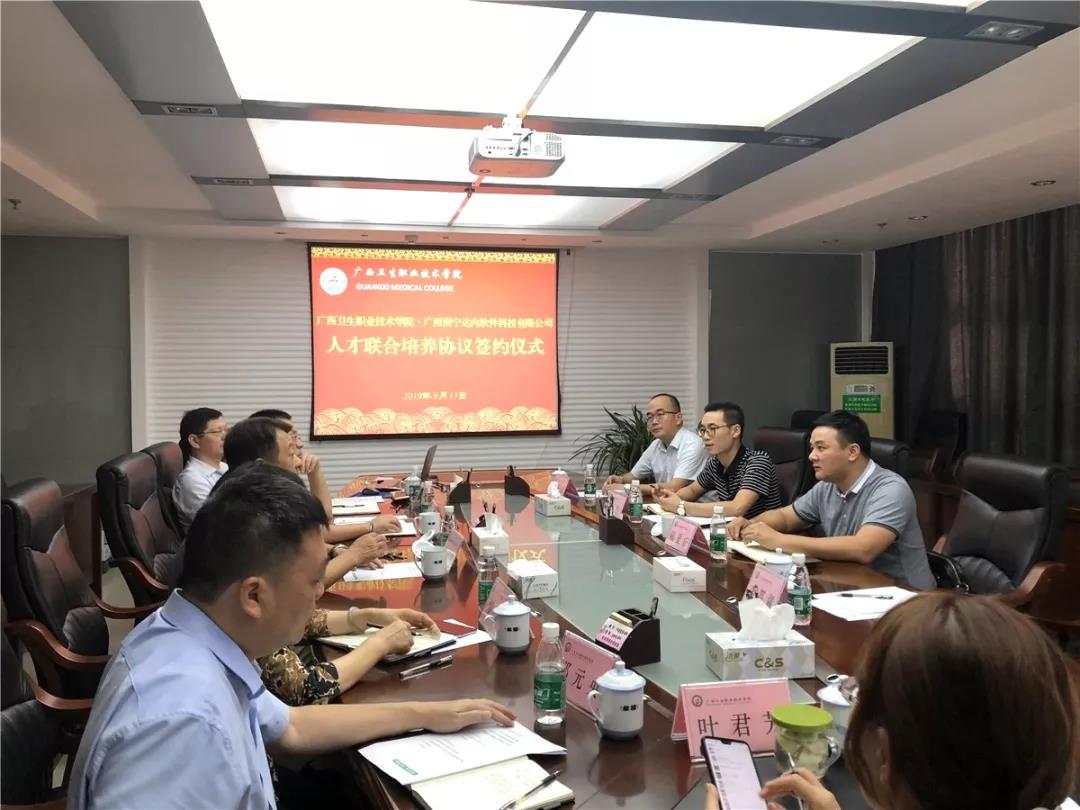 達(dá)內(nèi)集團(tuán)黔桂城市總經(jīng)理陸顯應(yīng)發(fā)表了致辭。