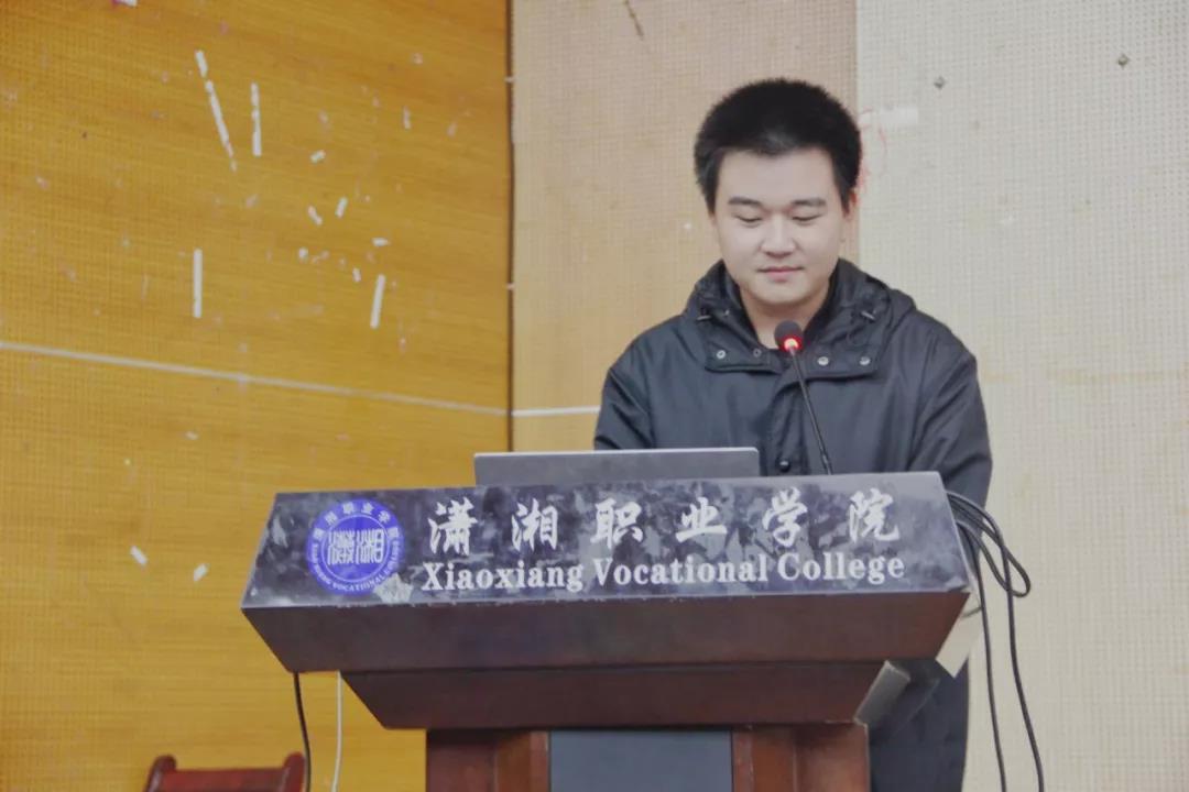 大19虛擬現(xiàn)實(shí)二班熊哲同學(xué)的一首深入人心的英文歌曲《Something Just Like This》贏得全場的熱烈掌聲。